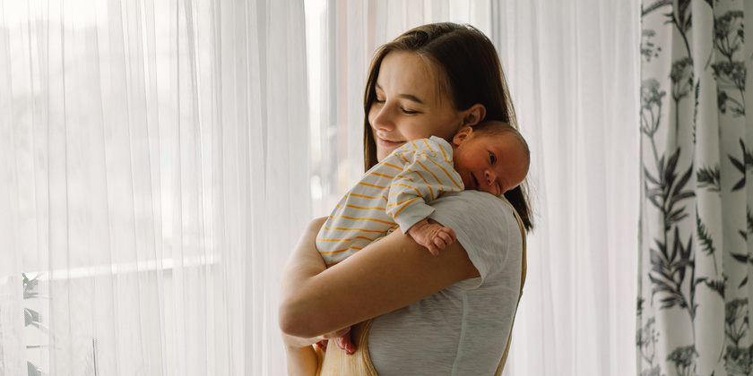 O meu bebé só dorme ao colo porque acontece e como posso ajudar
