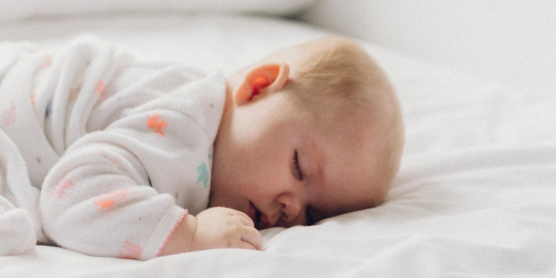 Porque é que o meu bebé não quer dormir sozinho