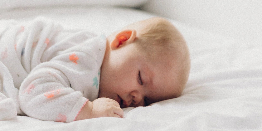 Porque é que o meu bebé não quer dormir sozinho