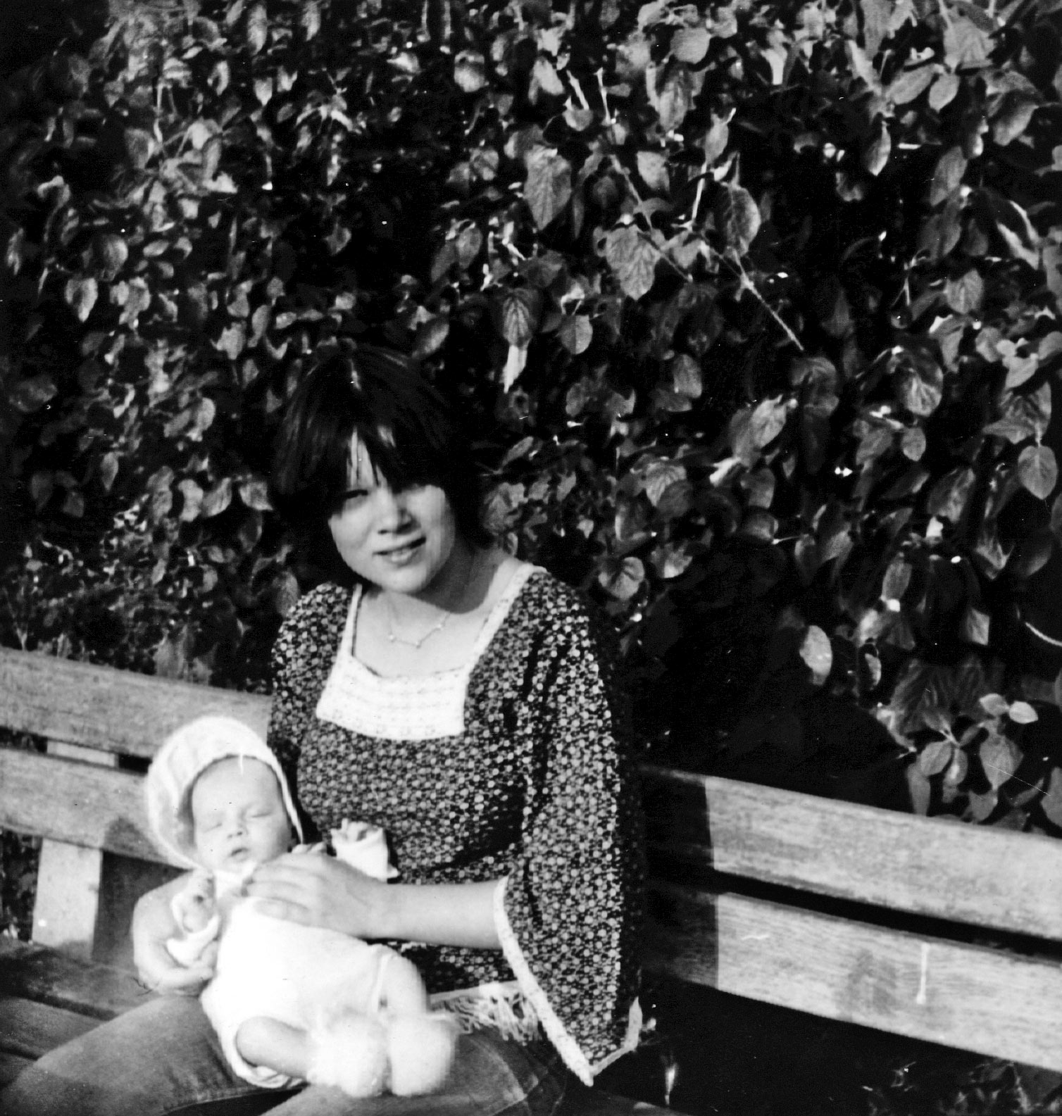 bebé y su mamá en blanco y negro